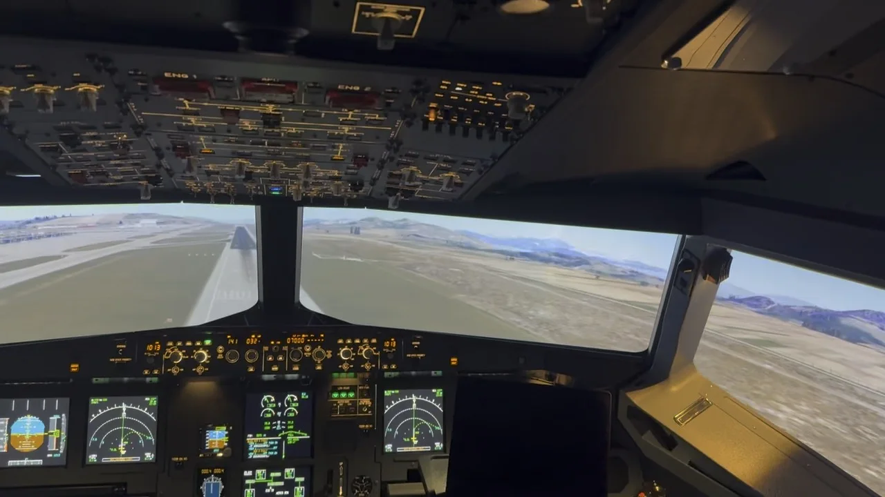 Approach to the runway in the SkyDynamics Airbus A320 FNPT II simulator at Airplan ATO